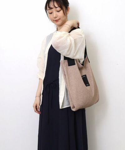 ベージュ