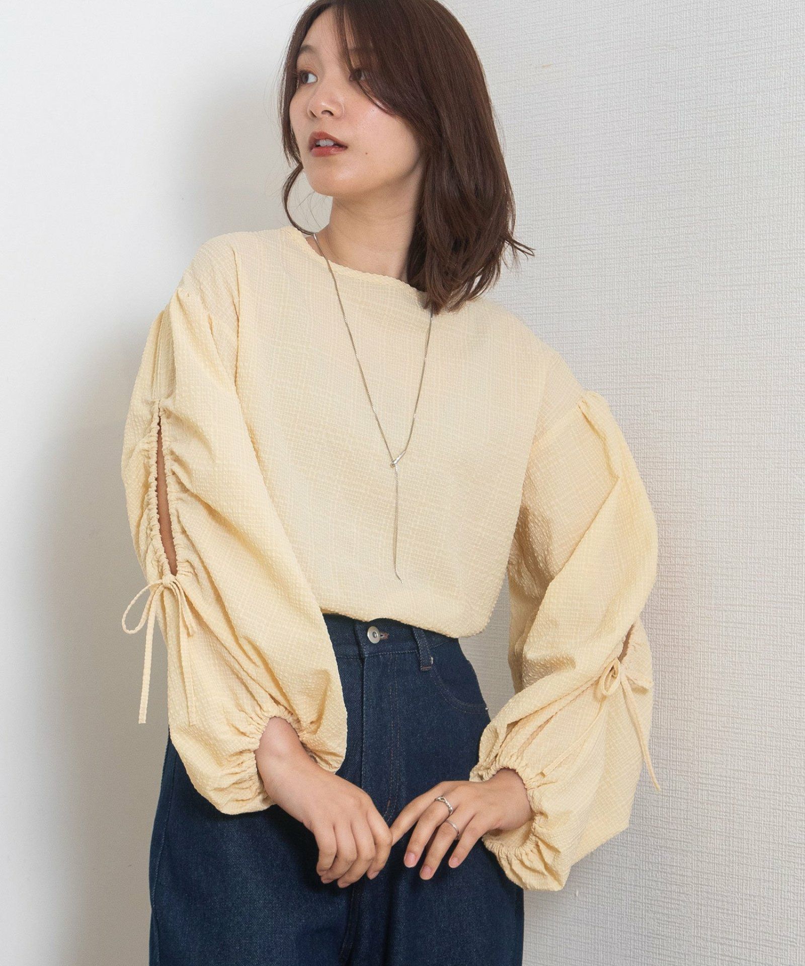 イエロー