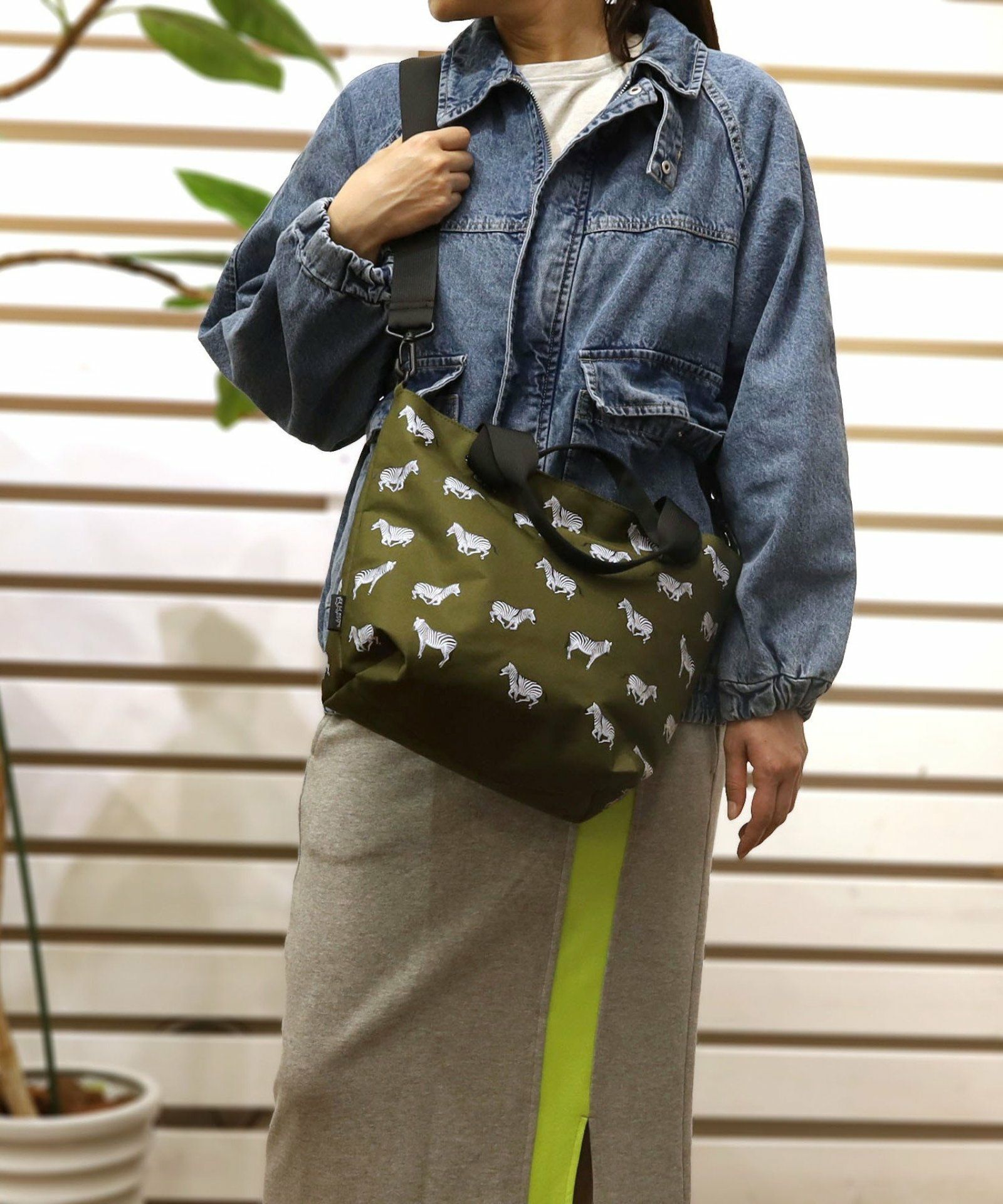 カーキ