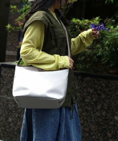 ライトベージュ