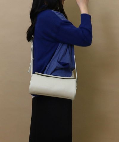 オフホワイト