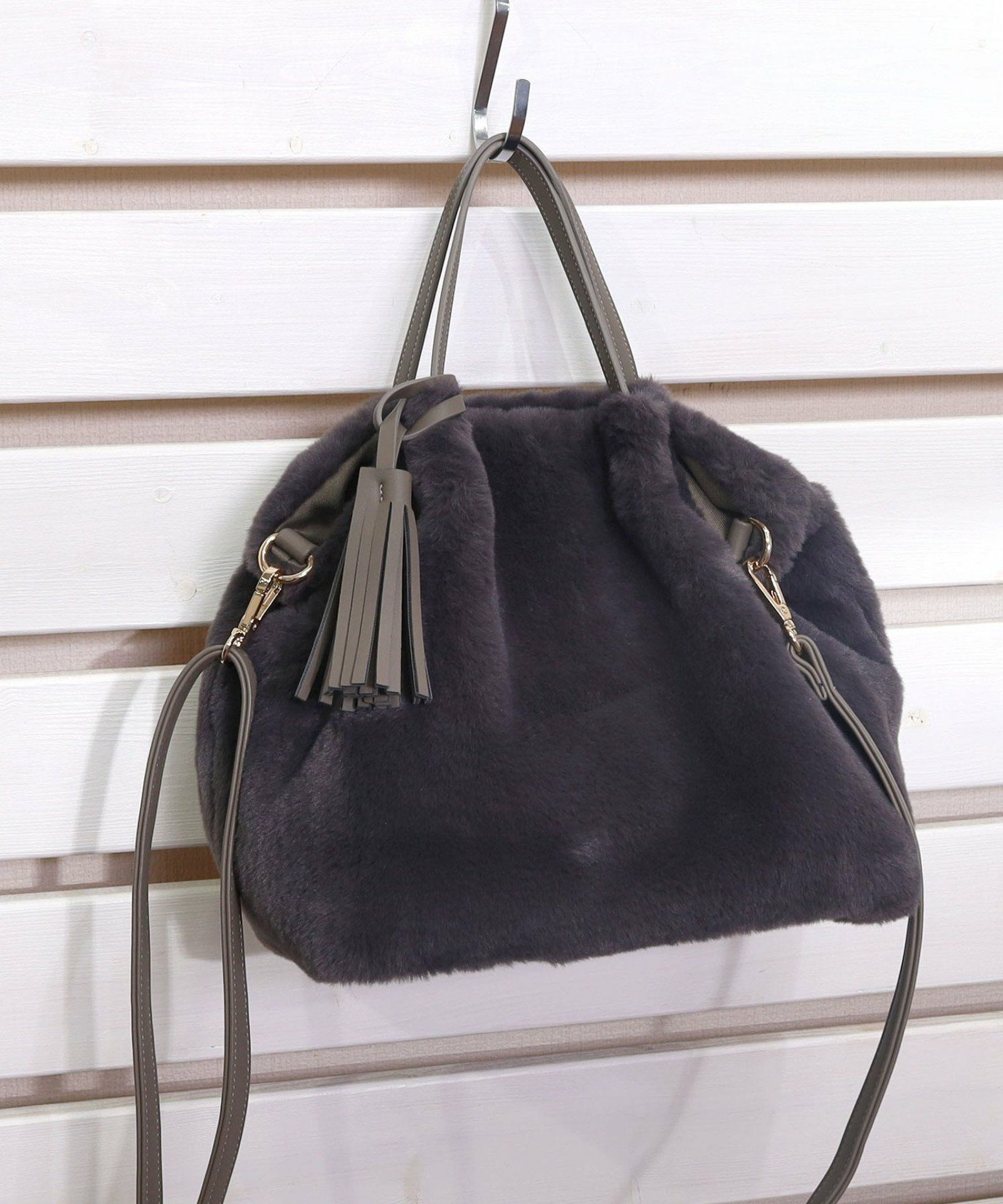 OUTLET SALE】 タッセル付きエコファー2WAYトートバッグ／A4対応