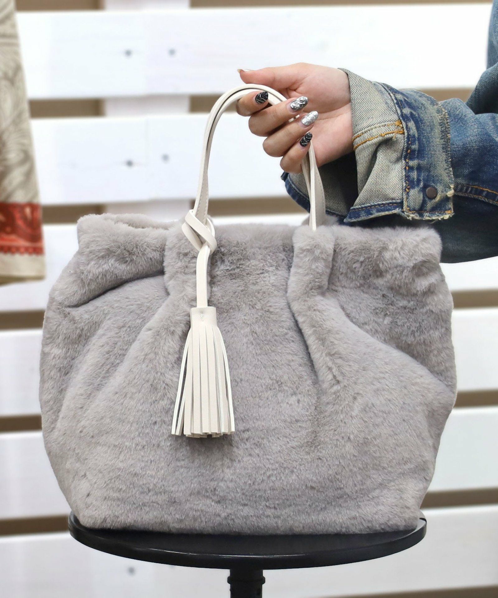 OUTLET SALE】 タッセル付きエコファー2WAYトートバッグ／A4対応