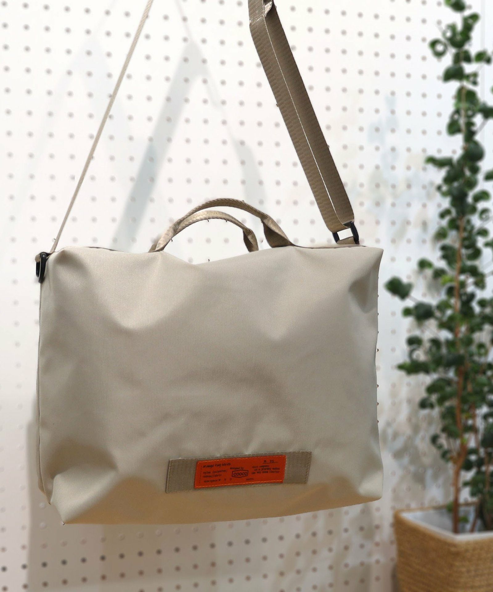 ライトベージュ