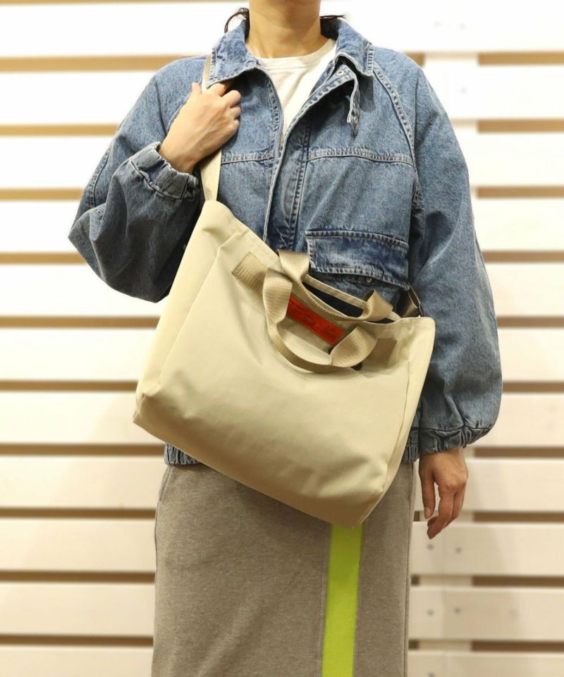 ライトベージュ