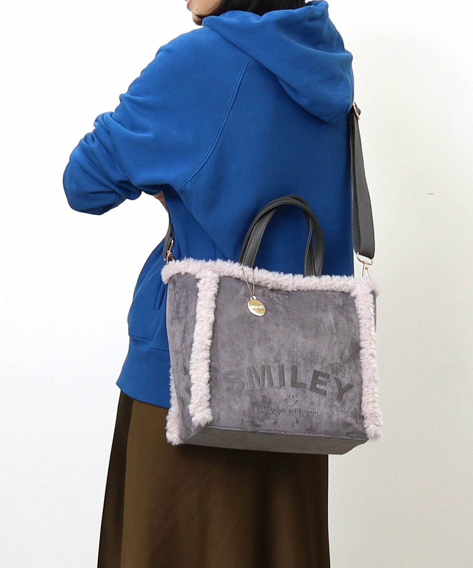 グレー