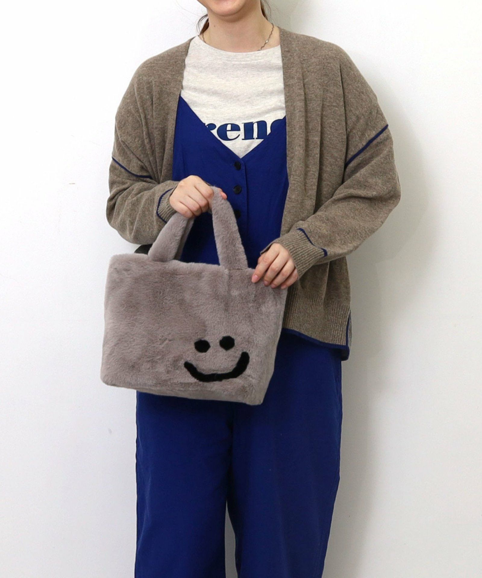 グレー