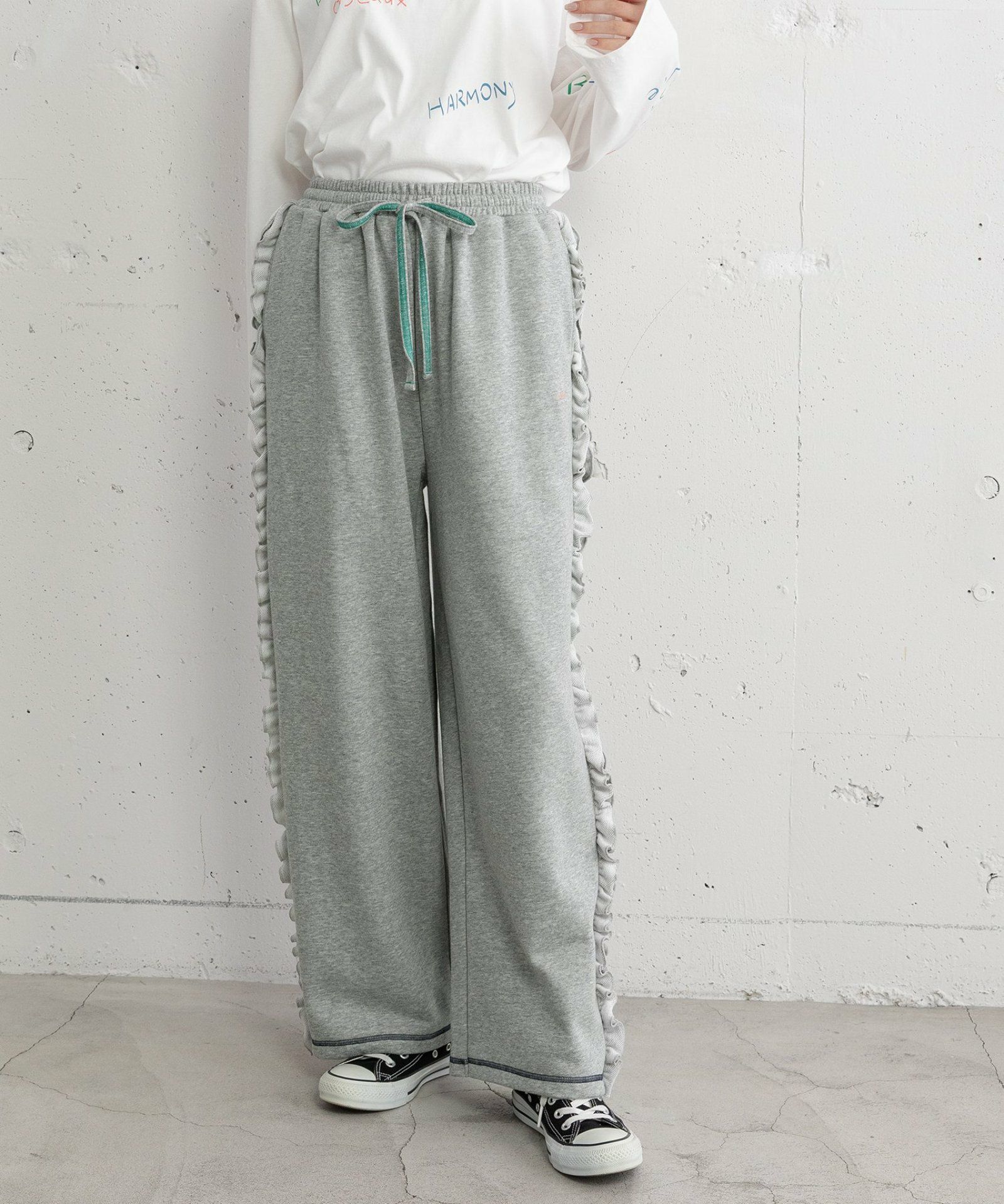 グレー