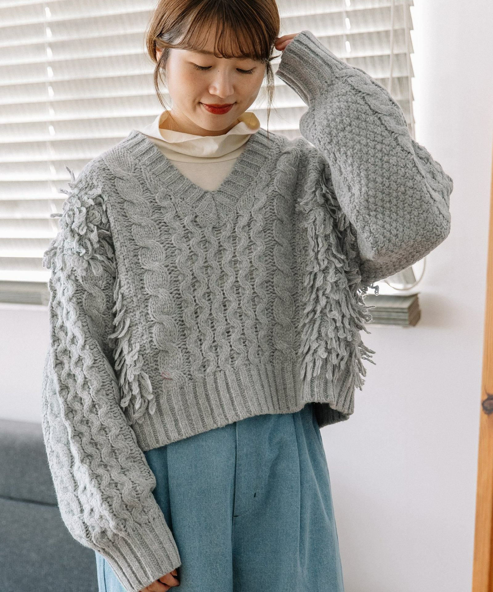 グレー