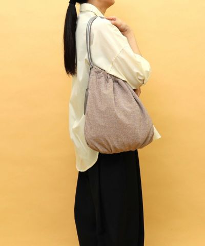 ピンクベージュ