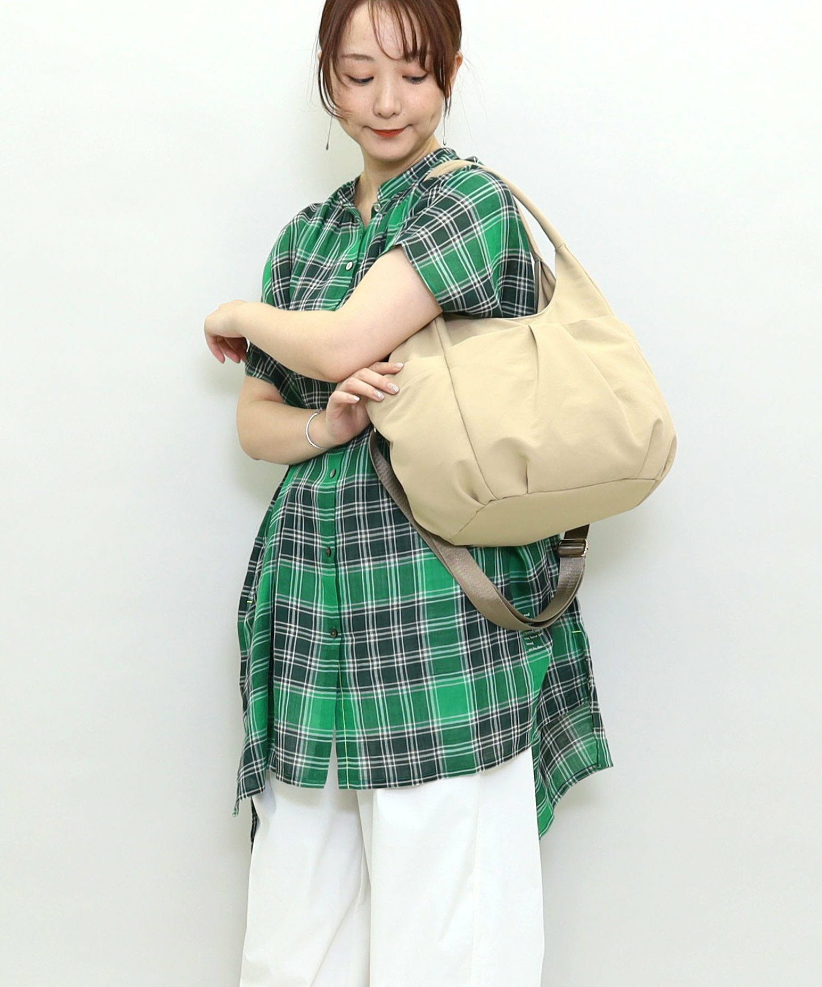ベージュ